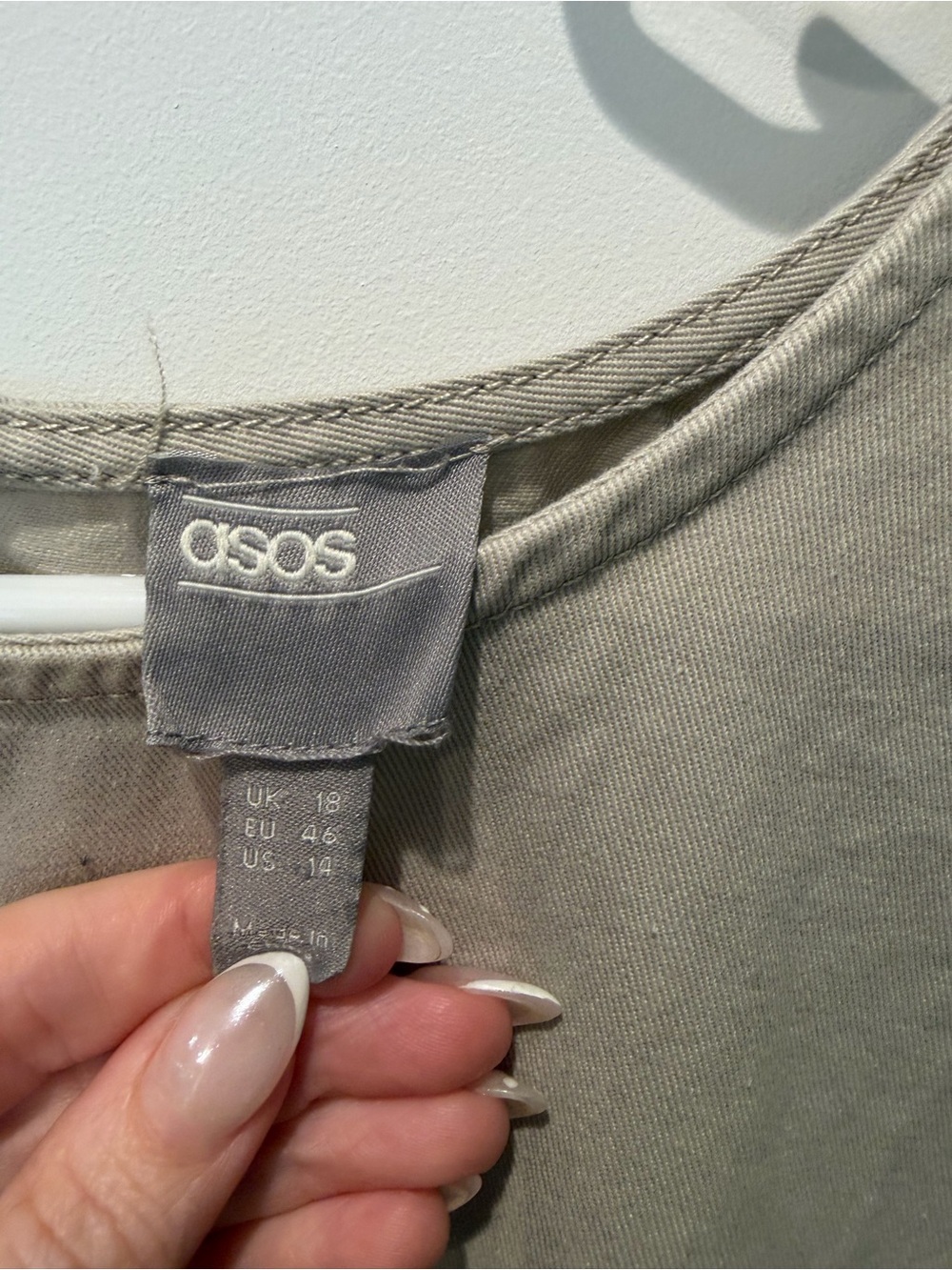 ASOS Neutral Tiered Short-Sleeve Dress in Light Beige. 0073 - Picture 4 of 4